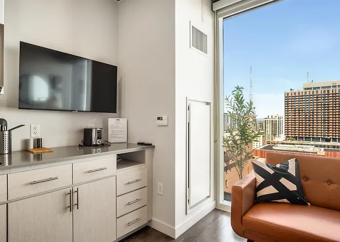 Boulevard Sleek Pool Gym & Zero Parking Fee Apartment *