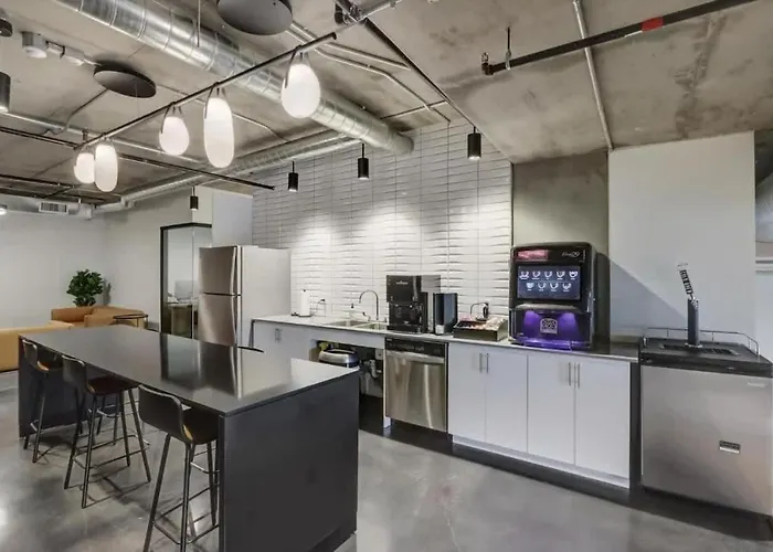 Boulevard Sleek Pool Gym & Zero Parking Fee Phoenix