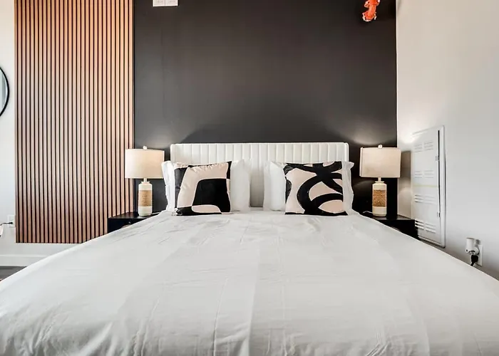 Boulevard Sleek Pool Gym & Zero Parking Fee Apartment *