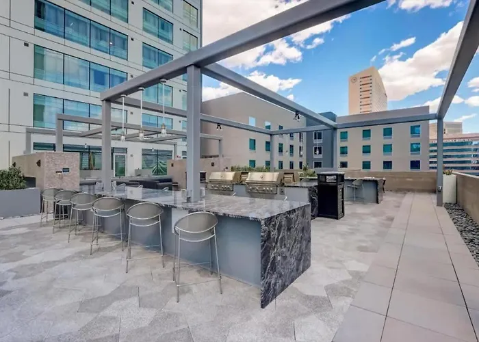 Boulevard Sleek Pool Gym & Zero Parking Fee Apartment *